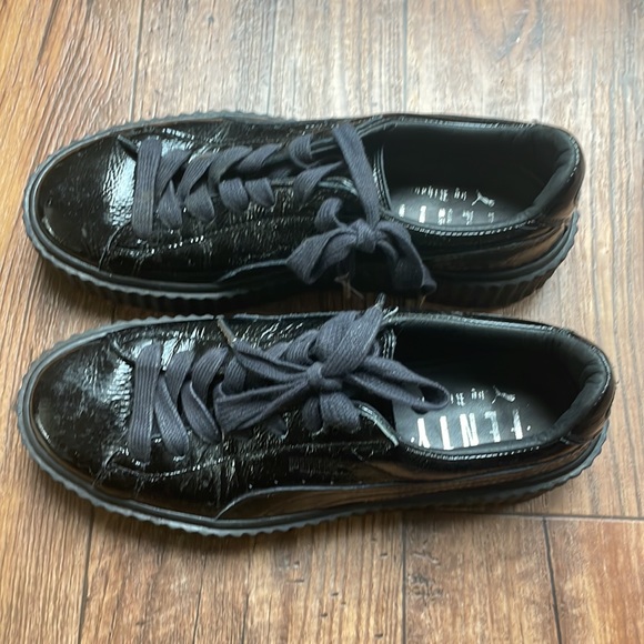 PUMA Fenty By Rihanna Black Crackled Sneaker Creeper Platform
Sneaker. Used - Picture 4 of 10